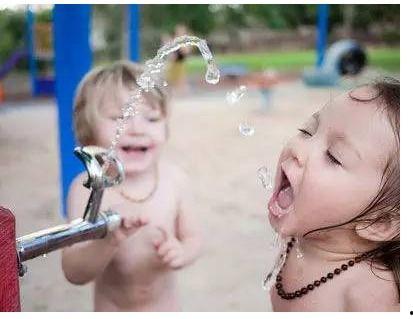 成人喝水大肚杯好吗视频,健康养生新潮流？