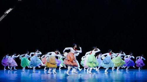 成人女子创意群舞视频,创意群舞视频赏析